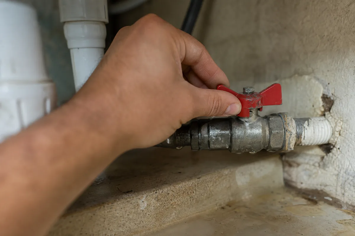 Robinet d&rsquo;arrêt général coupé lors d&rsquo;une fuite d&rsquo;eau dans un logement varois
