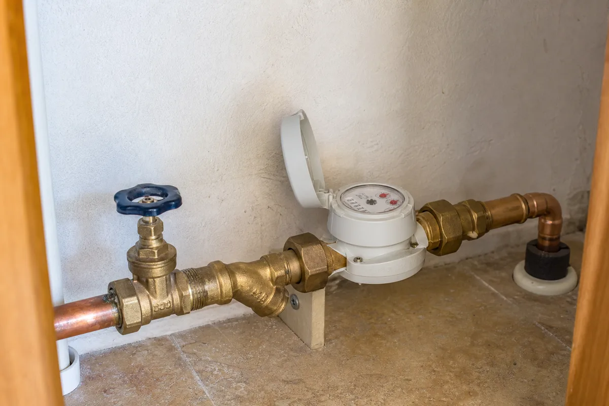 Compteur d&rsquo;eau et robinet d&rsquo;arrêt général dans un logement du Var